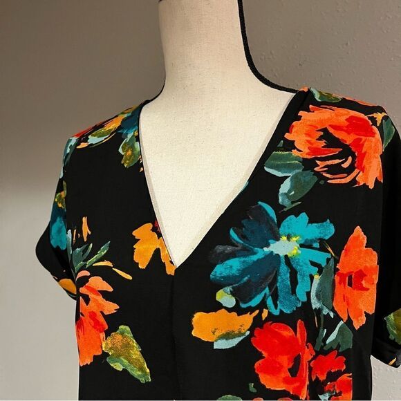 A New Day V-neck Short Sleeve Black Floral Shift Dress - Picture 2 of 13